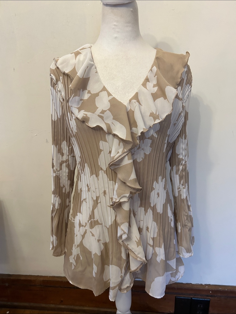 Floral & Ivy Women's Beige Floral Ruffle long sleeve Blouse Size 1X EUC